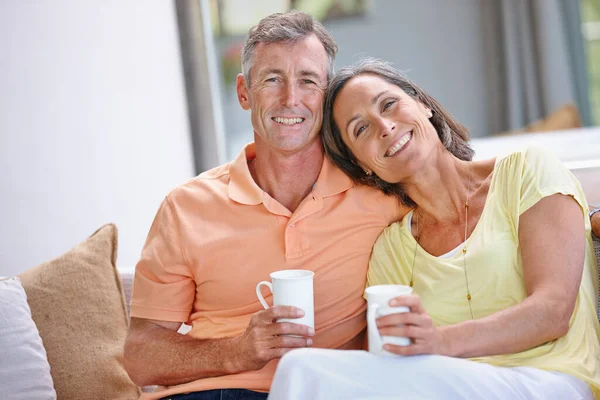 Drikker Morgenkaffe Ler Portrett Kjærlig Modent Par Som Drikker Kaffe – stockfoto