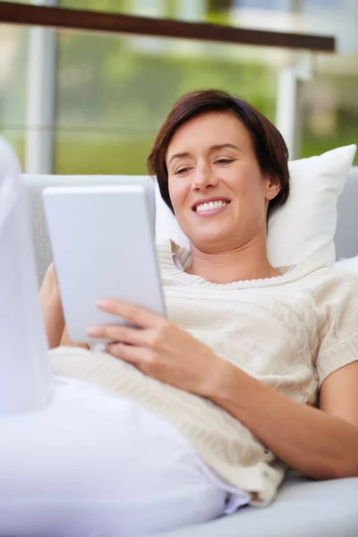 Odpočívá Dobrou Knihou Atraktivní Žena Pomocí Svého Tabletu Zatímco Leží — Stock fotografie