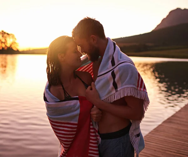 湖畔の愛 湖でタオルに包まれた水着姿の若いカップルが — ストック写真
