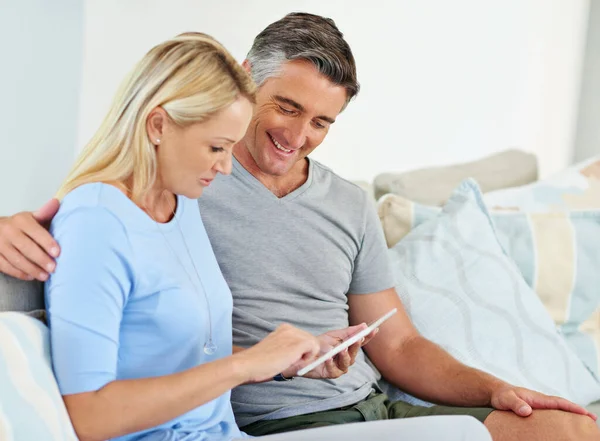 Its Modern Household Mature Couple Sitting Home Using Digital Tablet — Stock Photo, Image