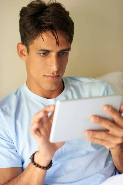 Vroeg Ochtend Een Knappe Jongeman Die Zijn Digitale Tablet Thuis — Stockfoto