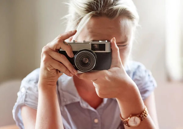 レンズを通して人生を探る 昔風のカメラで写真を撮る若い女性が — ストック写真
