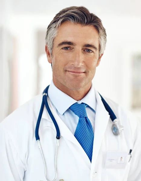 準備はいいか 病院に立つハンサムな成熟した男性医師のトリミングされた肖像画 — ストック写真