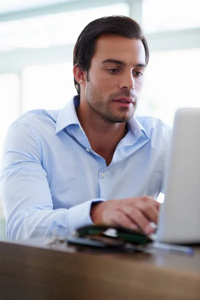 Işe Adanmıştır Masasında Dizüstü Bilgisayarıyla Çalışan Yakışıklı Bir Adamı — Stok fotoğraf