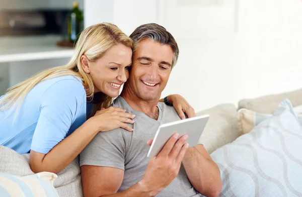 Making Plans Online Mature Couple Using Digital Tablet While Relaxing — Stock Photo, Image