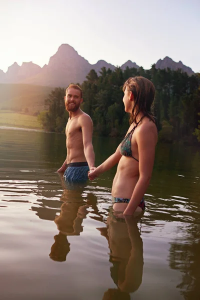 Das Sommerliche Wasser Genießen Ein Liebevolles Junges Paar Schwimmt See — Stockfoto