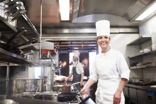 Det Här Jag Trivs Porträtt Kock Ett Professionellt Kök — Stockfoto