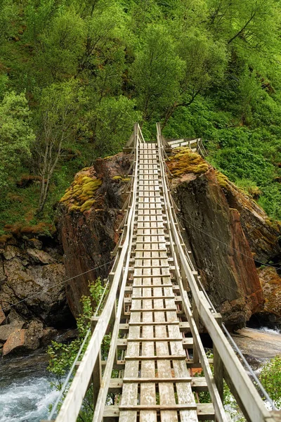 Puente Colgante Noruega Estrecho Puente Colgante Zona Montañosa Parte Norte — Foto de Stock