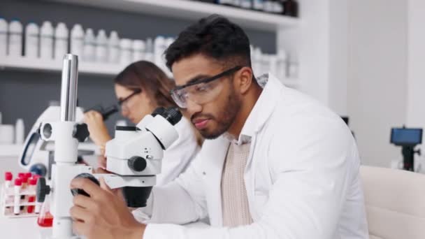 Ciencia Hombre Rostro Del Científico Con Microscopio Laboratorio Para Investigación — Vídeos de Stock