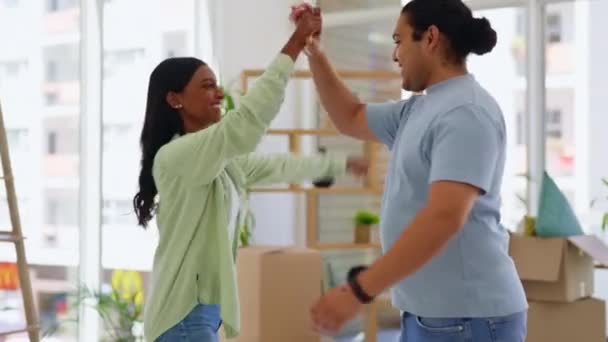 Casal Alta Cinco Abraço Para Imóveis Nova Casa Propriedade Celebração — Vídeo de Stock