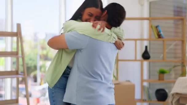 Mutlu Çift Taşınma Emlak Sarılma Kutlaması Için Oturma Odalarında Yeni — Stok video