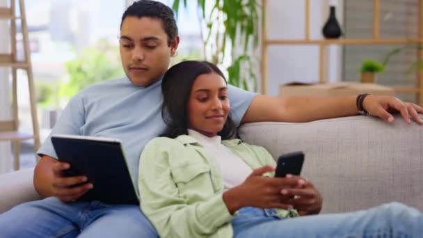 Pasangan Tablet Dan Telepon Berkumpul Bersama Sofa Ruang Tamu Dengan — Stok Video