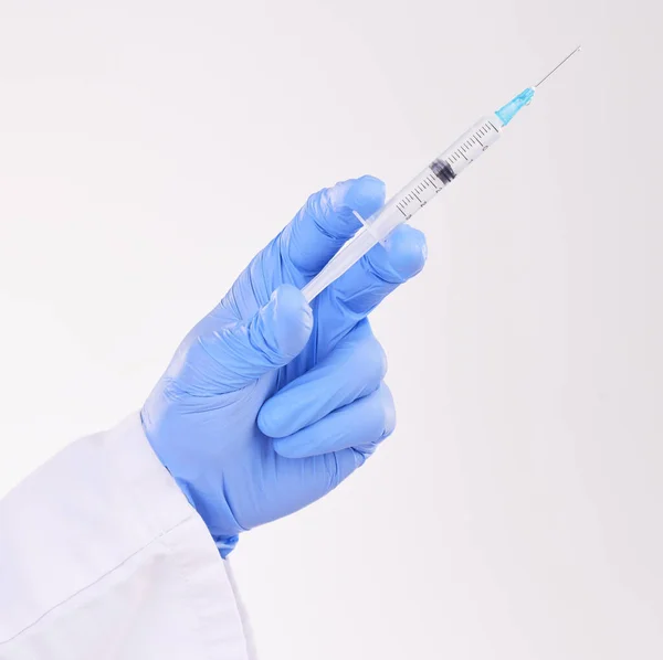 手和医生与疫苗 注射或拍摄在工作室与白色背景 创新或疾病治疗用针头的药品 疫苗和男子健康专家 — 图库照片