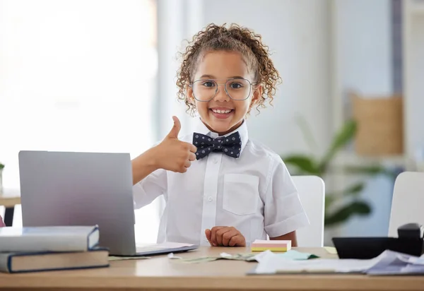 Succes Winnaar Kind Met Duimen Omhoog Laptop Voor Prestatie Overwinning — Stockfoto