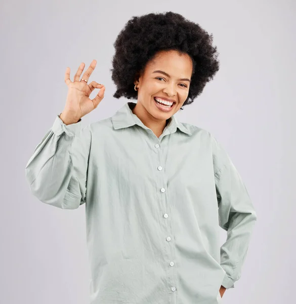 Feliz Perfeito Retrato Uma Mulher Negra Com Sinal Isolado Fundo — Fotografia de Stock