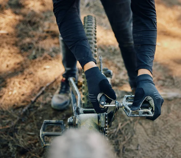 极限运动运动员的手 自行车和在树林里修理踏板 以获取速度 泥土和自然 山地自行车专家和室外森林锻炼 训练和锻炼专家 — 图库照片