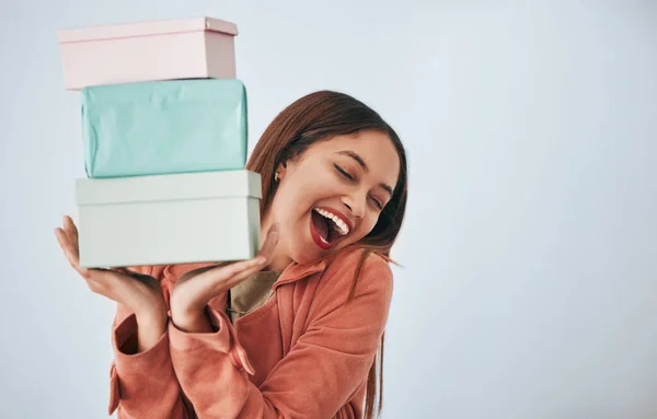 Κουτί Δώρων Ενθουσιασμένος Και Γυναίκα Στούντιο Ψώνια Προϊόν Πωλήσεων Έκπτωση — Φωτογραφία Αρχείου