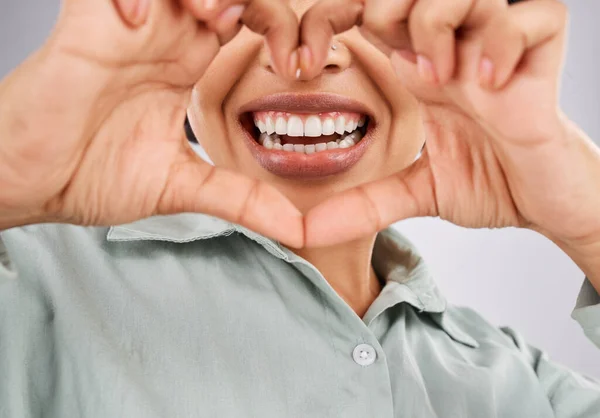 一个黑人女人的爱 微笑和手 她的心脏被隔离在工作室的背景下 一名非洲女孩的快乐 嘴和特写镜头 她的牙齿保健 口腔卫生和牙齿美白 — 图库照片