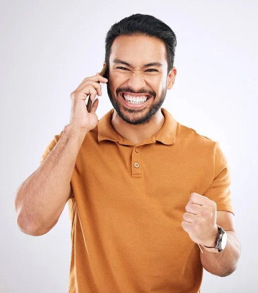 Comunicación Telefónica Retrato Hombre Feliz Celebran Logro Las Noticias Éxito —  Fotos de Stock