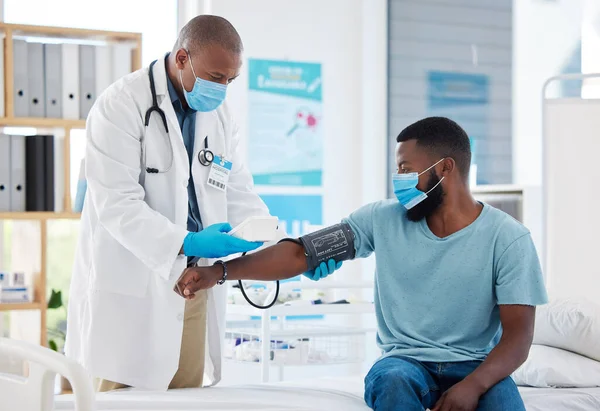 Médico Covid Presión Arterial Con Hombre Negro Paciente Para Salud — Foto de Stock