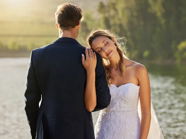 Affetto Amore Una Coppia Matrimonio Sul Lago Con Comfort Contenuti — Foto Stock