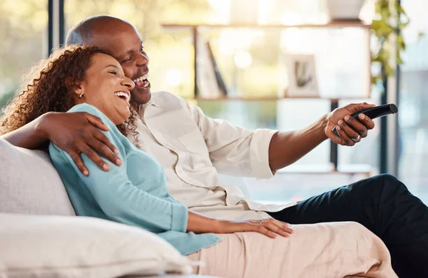Ζευγάρι Βλέποντας Τηλεόραση Και Γελώντας Στον Καναπέ Στο Σαλόνι Δένοντας — Φωτογραφία Αρχείου