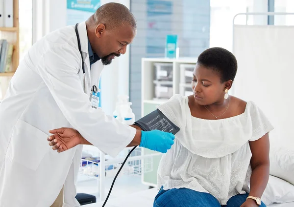 Ayudar Atención Médica Médico Con Una Mujer Negra Para Hipertensión — Foto de Stock