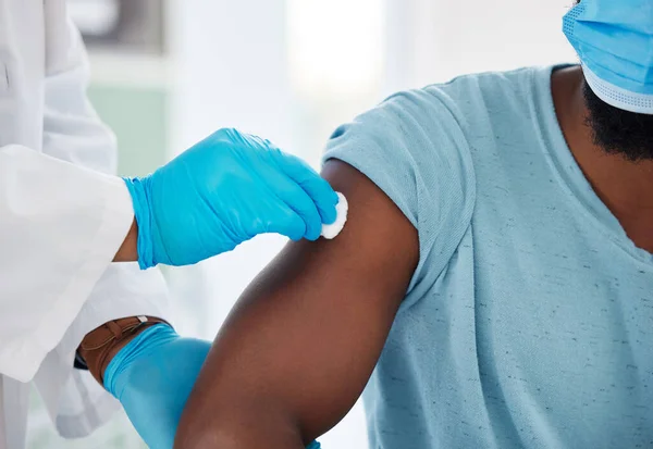 예방을 청소부의 합니다 흑인이나 환자의 어깨를 소독하기 면화를 사용하는 전문가 — 스톡 사진