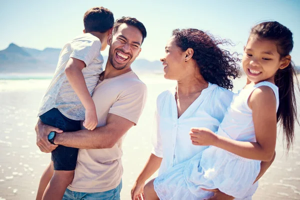 Χαρούμενη Οικογένεια Γέλιο Και Αγκαλιά Στην Παραλία Μητέρα Πατέρας Και — Φωτογραφία Αρχείου