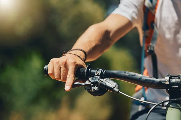 Mountain Bike Mão Ciclista Freio Livre Natureza Sol Para Segurança — Fotografia de Stock