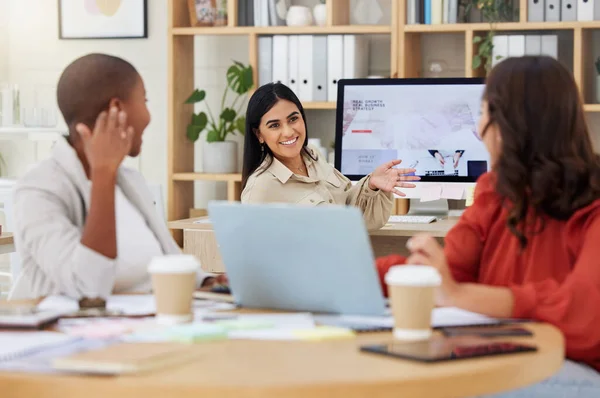Büro Geschäftsfrauen Und Team Startup Unternehmen Reden Und Produktiv Coworking — Stockfoto