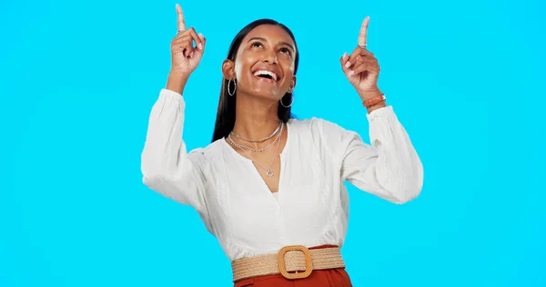 スタジオブルーの背景に隔離された取引 ブランディングを示すモックアップを指して興奮し 幸せと女性 インドの女性ショー製品の配置やロゴの笑顔 ファッションや肖像画 — ストック写真