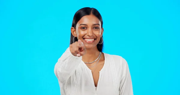 Обличчя Мотивація Індійська Жінка Вказують Просування Щастя Синьому Фоні Студії — стокове фото