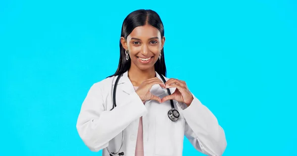 心臓発作 幸せな女性と医師 外科医や看護師のサポート 医療や心臓病の健康のためのケア 青の背景に絵文字の愛のサイン スタジオの肖像画や病院の女性のヘルプ — ストック写真