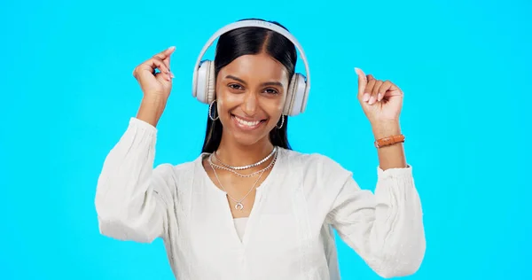 Обличчя Музика Індійська Жінка Навушниками Стрімінгами Щастям Проти Синього Студійного — стокове фото
