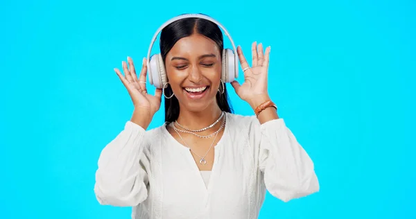 Обличчя Музика Індійська Жінка Навушниками Стрімінгами Щастям Проти Синього Студійного — стокове фото