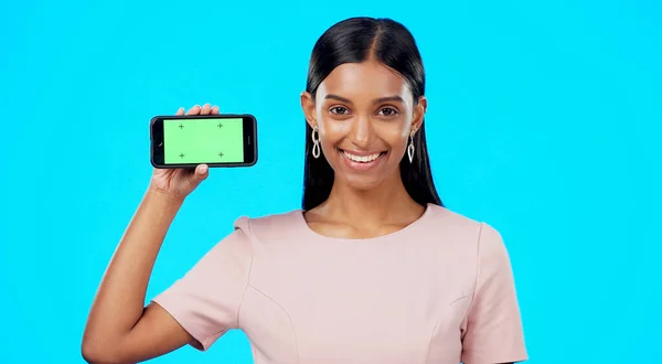 Chromakey Zielony Ekran Portret Kobiety Trzymającej Telefon Miejscu Produktu Logo — Zdjęcie stockowe