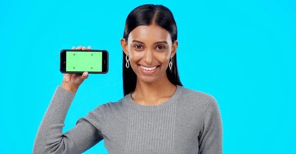 Kadın Mutlu Telefon Yeşil Ekran Modeli Reklam Sitesi Için Gülümsüyor — Stok fotoğraf