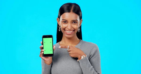 Kadın Reklam Sitesi Için Gülümseyen Elini Uzatan Yeşil Ekran Modeli — Stok fotoğraf