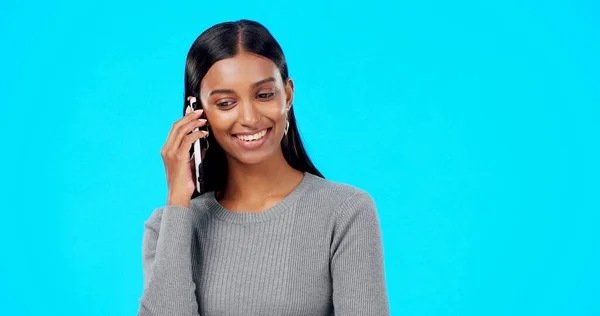Comunicación Llamada Feliz Femenina Telefónica Sobre Fondo Azul Estudio Telón — Foto de Stock