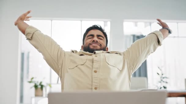Stretching Pracownik Człowiek Senny Zmęczony Nowy Projekt Biurze Przepracowany Ostateczny — Wideo stockowe
