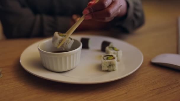Sushi Essstäbchen Und Ein Geschäftsmann Essen Einem Büro Während Sie — Stockvideo
