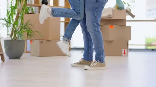 Paar Beine Und Umarmung Bei Immobilienumzug Neues Zuhause Oder Beziehungsziele — Stockvideo