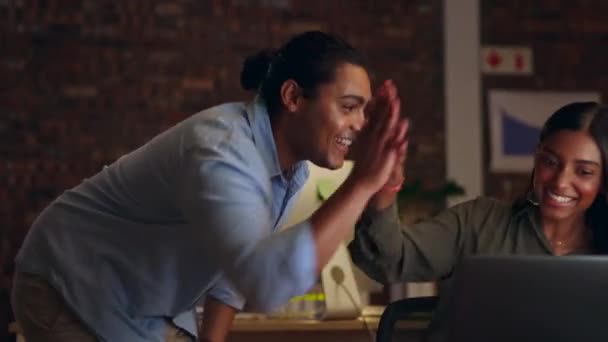 Sucesso Colaboração Laptop Mulher Feliz Alta Cinco Celebração Metas Vendas — Vídeo de Stock