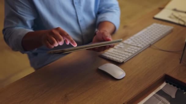 Manos Tableta Hombre Escribiendo Computadora Oficina Trabajando Correo Electrónico Proyecto — Vídeos de Stock