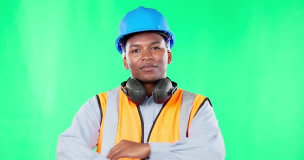 肖像画 建筑和一个黑人建筑工人在工作室的绿色屏幕背景与他的胳膊交叉 建筑铬钥匙模型方面的建筑 工业或与男性工程师的信任 — 图库视频影像