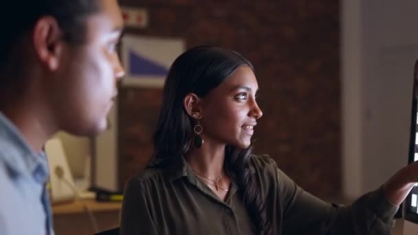 Képzés Számítógép Vagy Férfi Elmagyarázza Hogy Egy Indiai Segít Tanácsot — Stock videók