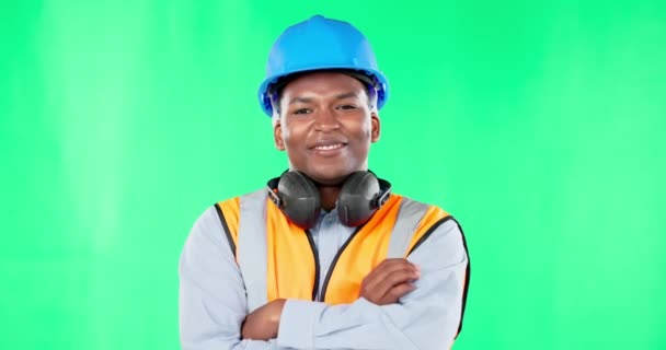 ポートレート 腕が交差し スタジオの緑のスクリーンの背景に黒い男の建設労働者 近代建築のためのクロマキーモックアップに男性エンジニアと建物 業界と自信 — ストック動画