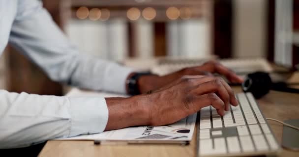 ビジネスマン 研究のためのコンピュータ上で夜に手や入力 オフィスの机の上に電子メールや通信 スケジュール計画 チャットやタスクのためのデスクトップPcのキーボードで遅く働いている従業員の男の手 — ストック動画