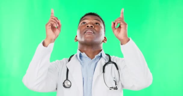 Doctor Cara Hombre Negro Apuntando Hacia Pantalla Verde Estudio Aislado — Vídeo de stock